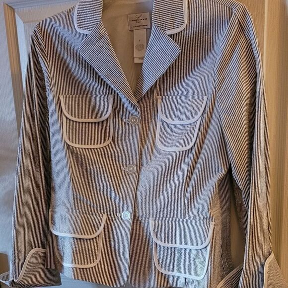 CRISP BLUE AND WHITE SEERSUCKER SHORT JACKET - Picture 5 of 5